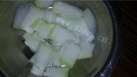 美味的冬瓜绿豆腔骨汤做法图解5)