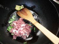 家常菜青椒毛豆炒肉丝做法图解5)