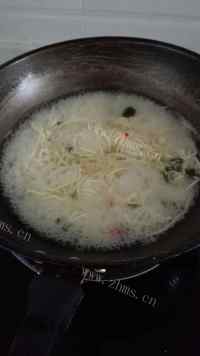 美味的酸菜面做法图解10)