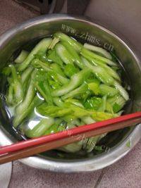 家常菜西芹炒肉丝做法图解4)