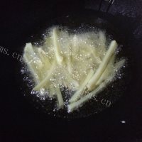 美味佳肴般的自制炸薯条做法图解7)