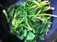诱人的菠菜炒粉丝做法图解3)