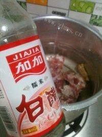 美味的薏米冬瓜排骨汤做法图解3)