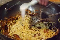 好吃的香菇榨菜肉丝炒面做法图解8)