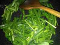 色香味俱全的韭菜炒肉丝做法图解8)