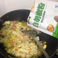 美味五彩扬州炒饭做法图解9)