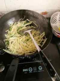 色味俱佳的青椒土豆丝做法图解4)