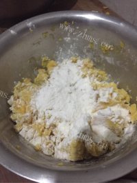 喷香的炸地瓜丸子做法图解3)