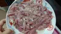 清脆爽口的莴笋炒肉丝做法图解3)