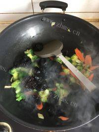 家常菜素炒西兰花做法图解7)