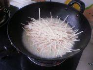 美味蒜苔鸡蛋面做法图解10)
