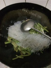 家常菜芹菜炒粉丝做法图解5)