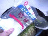 绿色食物之素炒豆角做法图解6)