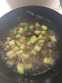 土豆南瓜烧排骨做法图解4)