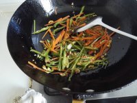 好吃的青椒炒双菇做法图解7)