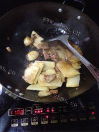 口感极佳的土豆炒肉片做法图解3)