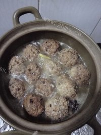 美味的红烧狮子头做法图解15)