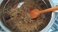 色泽鲜亮的芒果流心慕斯做法图解2)