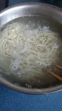 香气浓郁的葱油面做法图解3)