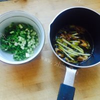 美味营养的葱油饼做法图解1)