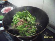 下饭的蒜薹炒肉做法图解6)