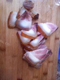 家常菜土豆蒸腊肉做法图解1)