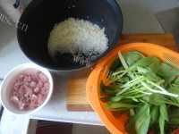营养丰富的鸡毛菜牛肉粥做法图解1)