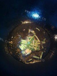 诱人的韭菜炒豆芽做法图解4)