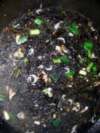 美味的紫菜虾皮蛋花汤做法图解8)