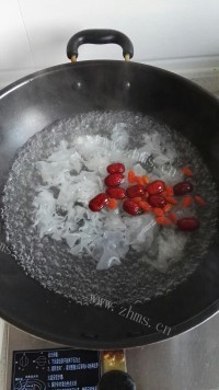 美味的木瓜牛奶糖水做法图解4)