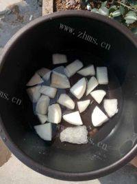 好喝的冰糖炖雪梨做法图解3)
