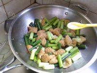 蒜苔油豆腐做法图解6)
