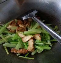 色味俱全的芹菜豆干做法图解6)