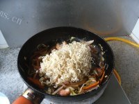 鲜虾炒面做法图解12)