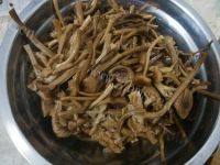 美味的茶树菇炖鸡汤做法图解6)