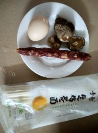 醇香的香菇腊肠焖面做法图解1)