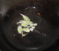 营养丰富的芹菜炒香肠做法图解3)