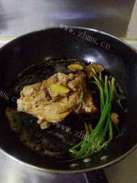 扑鼻的烤猪肘肉做法图解5)