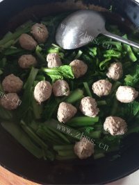 美味的小白菜肉丸汤做法图解8)