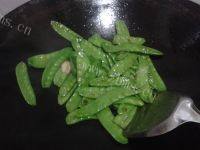 自制腊肉炒荷兰豆做法图解4)