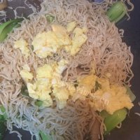 美味的香菇油菜炒面