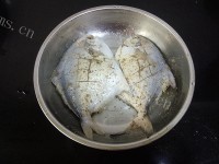 细腻鲜美黑胡椒煎鲳鱼做法图解3)
