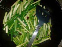 家常菜蒜苔炒腊肉做法图解4)