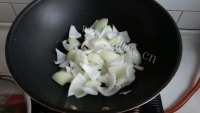 家常菜洋葱炒羊肉做法图解3)