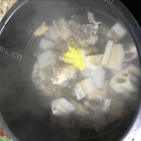 美味的猪肺筒骨莲藕汤做法图解10)