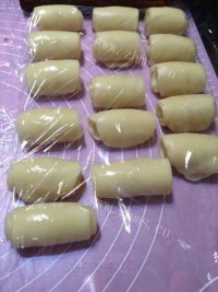 美味的牛奶面包卷做法图解5)