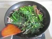 美味的酱爆鱿鱼韭菜花做法图解6)