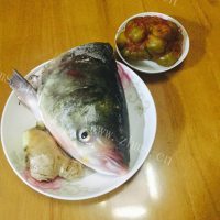 美味的榨菜蒸鱼头做法图解1)