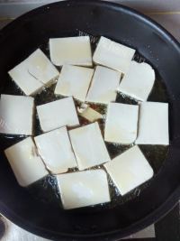 家常菜油煎豆腐做法图解3)