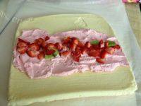 草莓奶油蛋糕卷的做法图解四